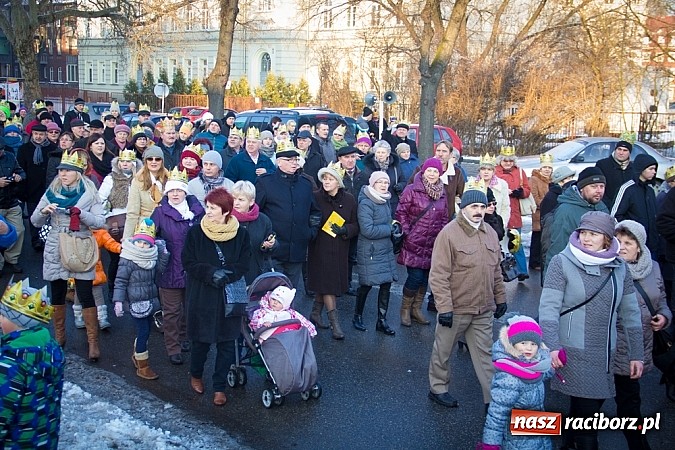 Zdjęcie w galerii na portalu naszraciborz.pl: I Raciborski Orszak Trzech Króli. Setki wiernych przeszło ze Starej Wsi na Rynek. WIDEO wiadomości z regionu