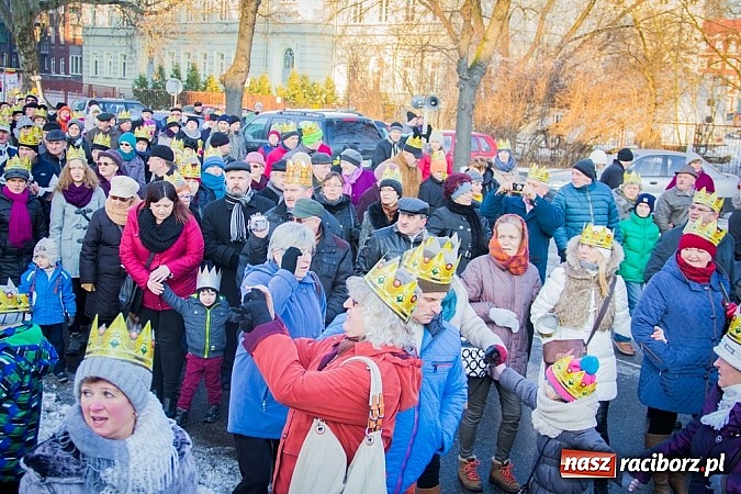 Zdjęcie w galerii na portalu naszraciborz.pl: I Raciborski Orszak Trzech Króli. Setki wiernych przeszło ze Starej Wsi na Rynek. WIDEO wiadomości z regionu