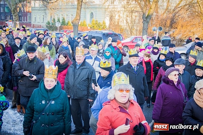 Zdjęcie w galerii na portalu naszraciborz.pl: I Raciborski Orszak Trzech Króli. Setki wiernych przeszło ze Starej Wsi na Rynek. WIDEO wiadomości z regionu
