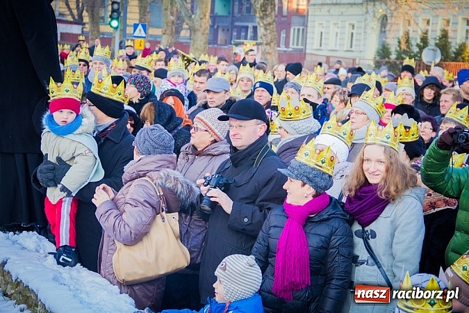 Zdjęcie w galerii na portalu naszraciborz.pl: I Raciborski Orszak Trzech Króli. Setki wiernych przeszło ze Starej Wsi na Rynek. WIDEO wiadomości z regionu