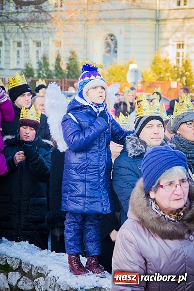 Zdjęcie w galerii na portalu naszraciborz.pl: I Raciborski Orszak Trzech Króli. Setki wiernych przeszło ze Starej Wsi na Rynek. WIDEO wiadomości z regionu