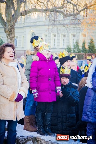 Zdjęcie w galerii na portalu naszraciborz.pl: I Raciborski Orszak Trzech Króli. Setki wiernych przeszło ze Starej Wsi na Rynek. WIDEO wiadomości z regionu