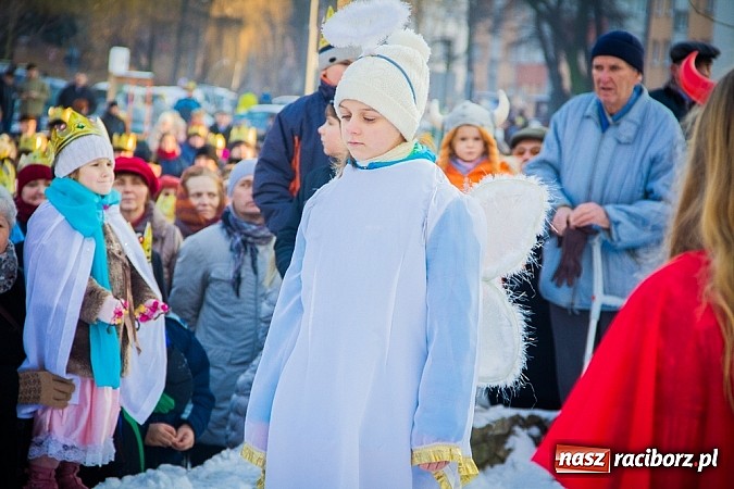 Zdjęcie w galerii na portalu naszraciborz.pl: I Raciborski Orszak Trzech Króli. Setki wiernych przeszło ze Starej Wsi na Rynek. WIDEO wiadomości z regionu