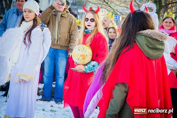 Zdjęcie w galerii na portalu naszraciborz.pl: I Raciborski Orszak Trzech Króli. Setki wiernych przeszło ze Starej Wsi na Rynek. WIDEO wiadomości z regionu