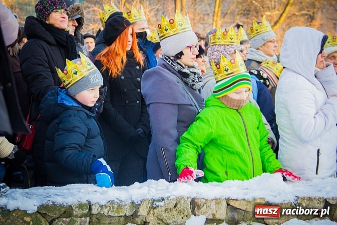 Zdjęcie w galerii na portalu naszraciborz.pl: I Raciborski Orszak Trzech Króli. Setki wiernych przeszło ze Starej Wsi na Rynek. WIDEO wiadomości z regionu