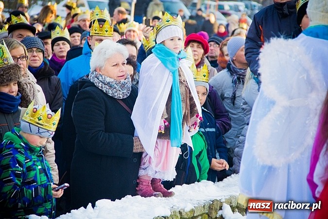 Zdjęcie w galerii na portalu naszraciborz.pl: I Raciborski Orszak Trzech Króli. Setki wiernych przeszło ze Starej Wsi na Rynek. WIDEO wiadomości z regionu