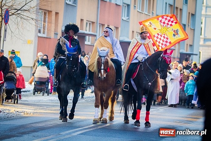 Zdjęcie w galerii na portalu naszraciborz.pl: I Raciborski Orszak Trzech Króli. Setki wiernych przeszło ze Starej Wsi na Rynek. WIDEO wiadomości z regionu