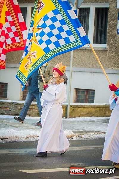 Zdjęcie w galerii na portalu naszraciborz.pl: I Raciborski Orszak Trzech Króli. Setki wiernych przeszło ze Starej Wsi na Rynek. WIDEO wiadomości z regionu