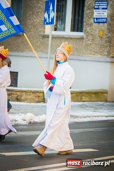 Zdjęcie w galerii na portalu naszraciborz.pl: I Raciborski Orszak Trzech Króli. Setki wiernych przeszło ze Starej Wsi na Rynek. WIDEO wiadomości z regionu