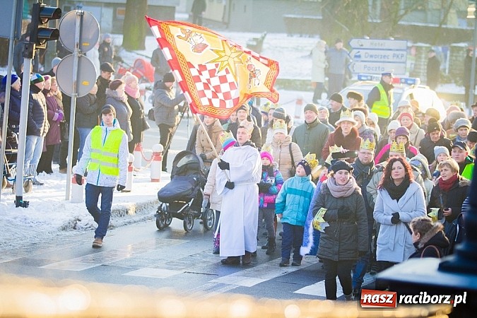 Zdjęcie w galerii na portalu naszraciborz.pl: I Raciborski Orszak Trzech Króli. Setki wiernych przeszło ze Starej Wsi na Rynek. WIDEO wiadomości z regionu