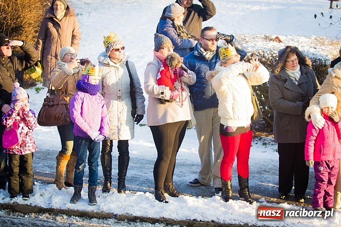 Zdjęcie w galerii na portalu naszraciborz.pl: I Raciborski Orszak Trzech Króli. Setki wiernych przeszło ze Starej Wsi na Rynek. WIDEO wiadomości z regionu