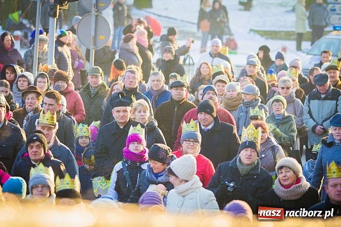 Zdjęcie w galerii na portalu naszraciborz.pl: I Raciborski Orszak Trzech Króli. Setki wiernych przeszło ze Starej Wsi na Rynek. WIDEO wiadomości z regionu