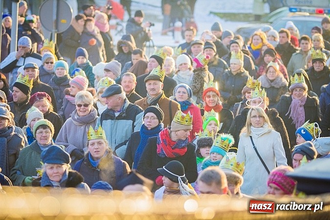 Zdjęcie w galerii na portalu naszraciborz.pl: I Raciborski Orszak Trzech Króli. Setki wiernych przeszło ze Starej Wsi na Rynek. WIDEO wiadomości z regionu