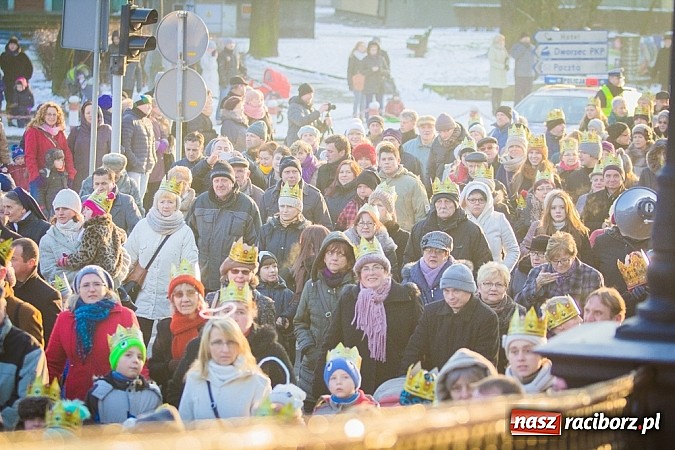 Zdjęcie w galerii na portalu naszraciborz.pl: I Raciborski Orszak Trzech Króli. Setki wiernych przeszło ze Starej Wsi na Rynek. WIDEO wiadomości z regionu