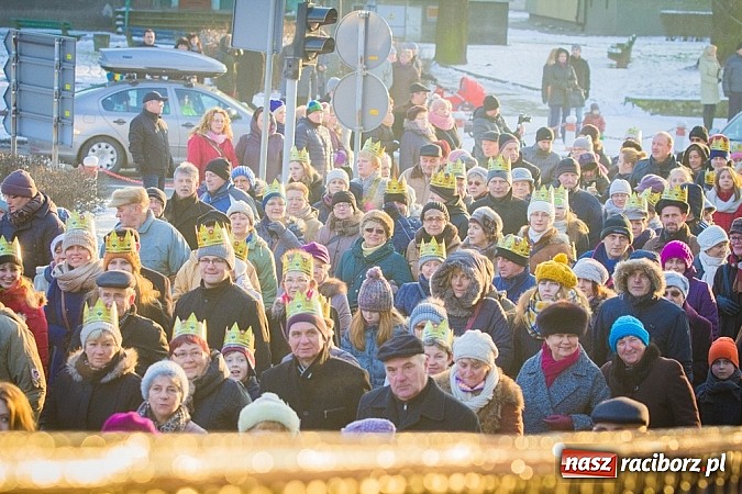 Zdjęcie w galerii na portalu naszraciborz.pl: I Raciborski Orszak Trzech Króli. Setki wiernych przeszło ze Starej Wsi na Rynek. WIDEO wiadomości z regionu