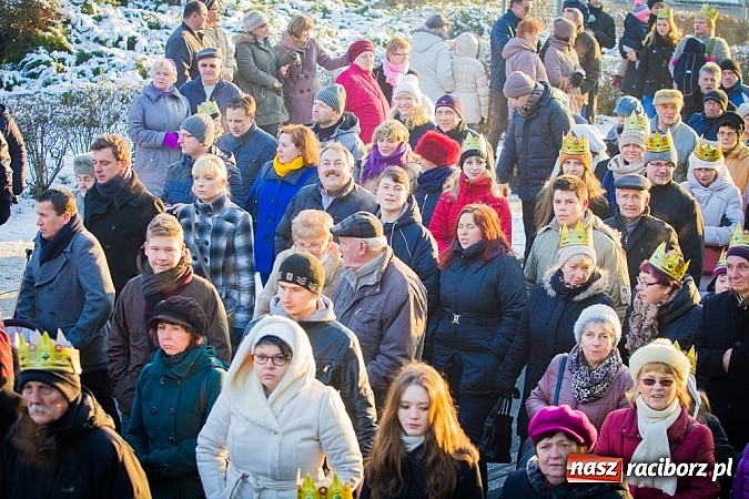Zdjęcie w galerii na portalu naszraciborz.pl: I Raciborski Orszak Trzech Króli. Setki wiernych przeszło ze Starej Wsi na Rynek. WIDEO wiadomości z regionu