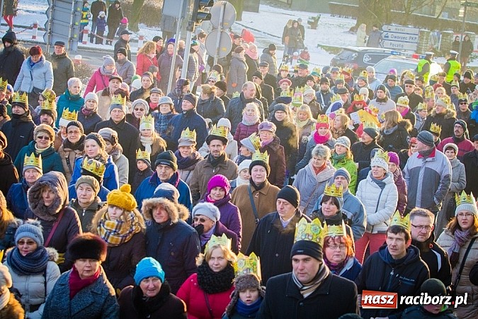 Zdjęcie w galerii na portalu naszraciborz.pl: I Raciborski Orszak Trzech Króli. Setki wiernych przeszło ze Starej Wsi na Rynek. WIDEO wiadomości z regionu