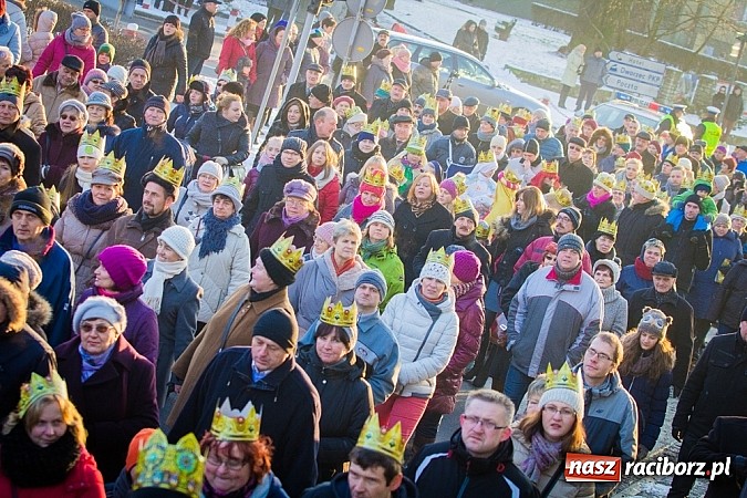 Zdjęcie w galerii na portalu naszraciborz.pl: I Raciborski Orszak Trzech Króli. Setki wiernych przeszło ze Starej Wsi na Rynek. WIDEO wiadomości z regionu