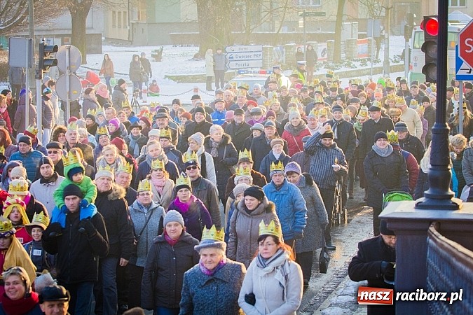 Zdjęcie w galerii na portalu naszraciborz.pl: I Raciborski Orszak Trzech Króli. Setki wiernych przeszło ze Starej Wsi na Rynek. WIDEO wiadomości z regionu