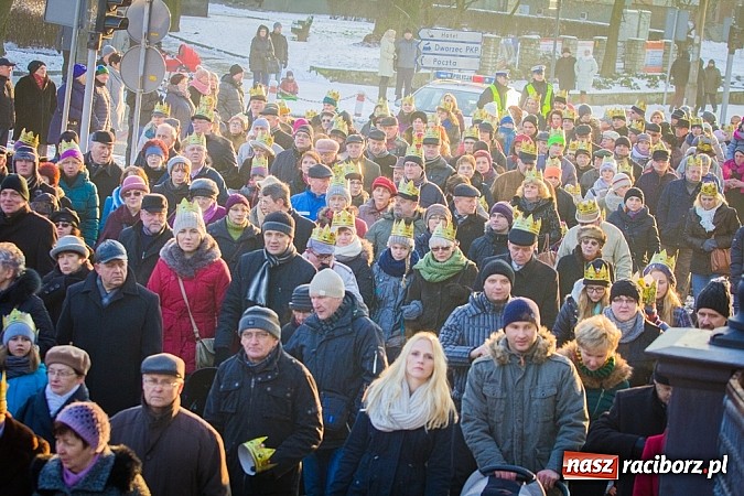 Zdjęcie w galerii na portalu naszraciborz.pl: I Raciborski Orszak Trzech Króli. Setki wiernych przeszło ze Starej Wsi na Rynek. WIDEO wiadomości z regionu