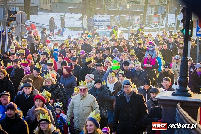 Zdjęcie w galerii na portalu naszraciborz.pl: I Raciborski Orszak Trzech Króli. Setki wiernych przeszło ze Starej Wsi na Rynek. WIDEO wiadomości z regionu