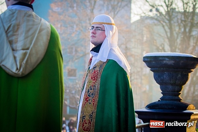 Zdjęcie w galerii na portalu naszraciborz.pl: I Raciborski Orszak Trzech Króli. Setki wiernych przeszło ze Starej Wsi na Rynek. WIDEO wiadomości z regionu