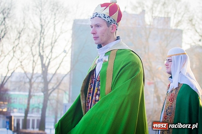 Zdjęcie w galerii na portalu naszraciborz.pl: I Raciborski Orszak Trzech Króli. Setki wiernych przeszło ze Starej Wsi na Rynek. WIDEO wiadomości z regionu