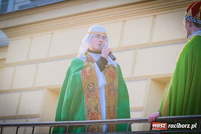 Zdjęcie w galerii na portalu naszraciborz.pl: I Raciborski Orszak Trzech Króli. Setki wiernych przeszło ze Starej Wsi na Rynek. WIDEO wiadomości z regionu