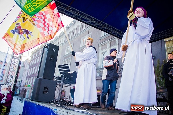 Zdjęcie w galerii na portalu naszraciborz.pl: I Raciborski Orszak Trzech Króli. Setki wiernych przeszło ze Starej Wsi na Rynek. WIDEO wiadomości z regionu