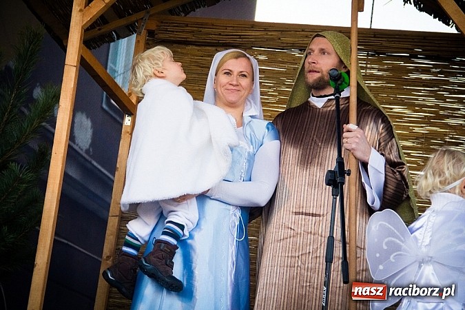 Zdjęcie w galerii na portalu naszraciborz.pl: I Raciborski Orszak Trzech Króli. Setki wiernych przeszło ze Starej Wsi na Rynek. WIDEO wiadomości z regionu