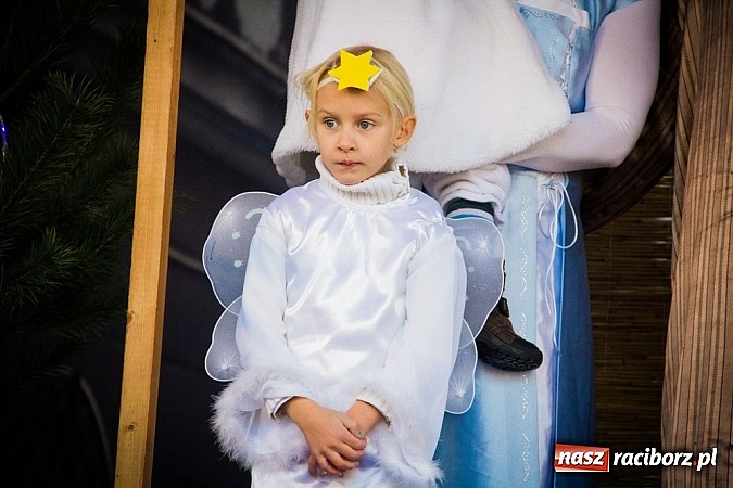 Zdjęcie w galerii na portalu naszraciborz.pl: I Raciborski Orszak Trzech Króli. Setki wiernych przeszło ze Starej Wsi na Rynek. WIDEO wiadomości z regionu