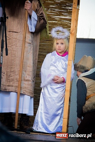 Zdjęcie w galerii na portalu naszraciborz.pl: I Raciborski Orszak Trzech Króli. Setki wiernych przeszło ze Starej Wsi na Rynek. WIDEO wiadomości z regionu