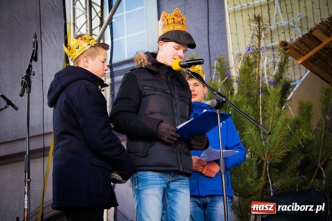 Zdjęcie w galerii na portalu naszraciborz.pl: I Raciborski Orszak Trzech Króli. Setki wiernych przeszło ze Starej Wsi na Rynek. WIDEO wiadomości z regionu