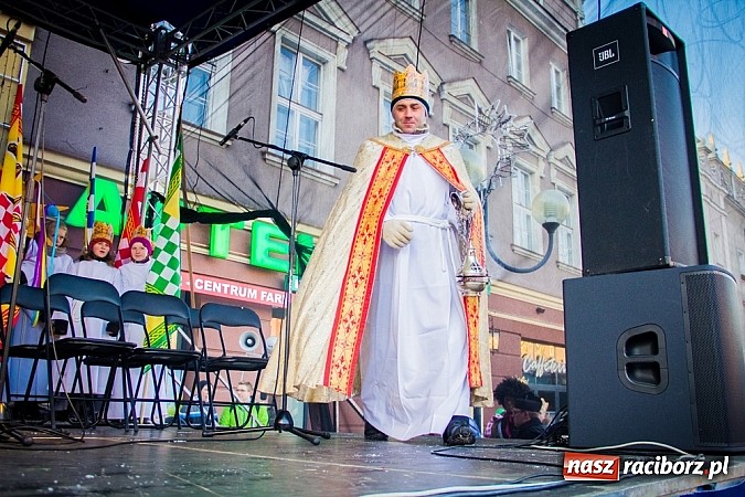 Zdjęcie w galerii na portalu naszraciborz.pl: I Raciborski Orszak Trzech Króli. Setki wiernych przeszło ze Starej Wsi na Rynek. WIDEO wiadomości z regionu
