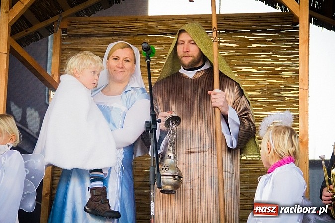 Zdjęcie w galerii na portalu naszraciborz.pl: I Raciborski Orszak Trzech Króli. Setki wiernych przeszło ze Starej Wsi na Rynek. WIDEO wiadomości z regionu