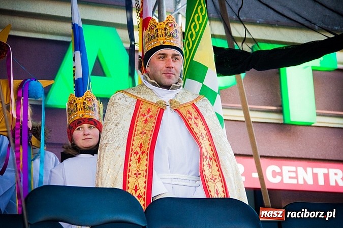 Zdjęcie w galerii na portalu naszraciborz.pl: I Raciborski Orszak Trzech Króli. Setki wiernych przeszło ze Starej Wsi na Rynek. WIDEO wiadomości z regionu