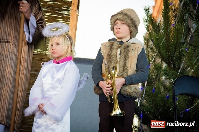 Zdjęcie w galerii na portalu naszraciborz.pl: I Raciborski Orszak Trzech Króli. Setki wiernych przeszło ze Starej Wsi na Rynek. WIDEO wiadomości z regionu