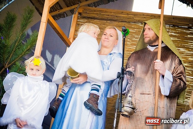 Zdjęcie w galerii na portalu naszraciborz.pl: I Raciborski Orszak Trzech Króli. Setki wiernych przeszło ze Starej Wsi na Rynek. WIDEO wiadomości z regionu