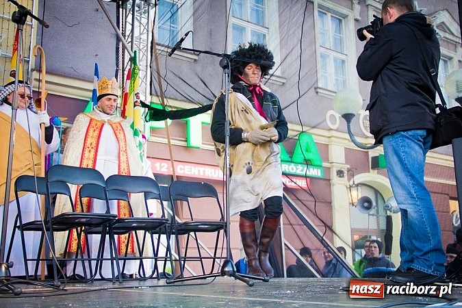 Zdjęcie w galerii na portalu naszraciborz.pl: I Raciborski Orszak Trzech Króli. Setki wiernych przeszło ze Starej Wsi na Rynek. WIDEO wiadomości z regionu