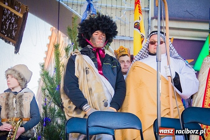 Zdjęcie w galerii na portalu naszraciborz.pl: I Raciborski Orszak Trzech Króli. Setki wiernych przeszło ze Starej Wsi na Rynek. WIDEO wiadomości z regionu