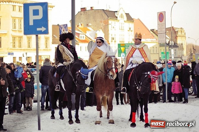 Zdjęcie w galerii na portalu naszraciborz.pl: I Raciborski Orszak Trzech Króli. Setki wiernych przeszło ze Starej Wsi na Rynek. WIDEO wiadomości z regionu