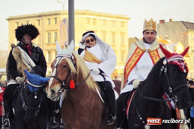 Zdjęcie w galerii na portalu naszraciborz.pl: I Raciborski Orszak Trzech Króli. Setki wiernych przeszło ze Starej Wsi na Rynek. WIDEO wiadomości z regionu