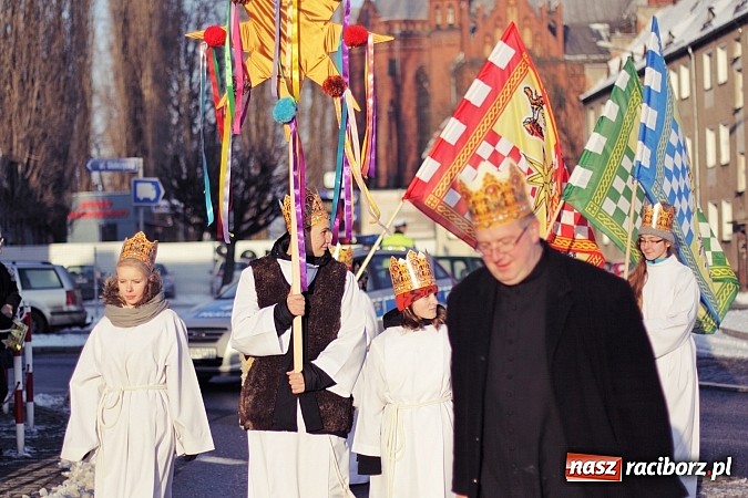 Zdjęcie w galerii na portalu naszraciborz.pl: I Raciborski Orszak Trzech Króli. Setki wiernych przeszło ze Starej Wsi na Rynek. WIDEO wiadomości z regionu