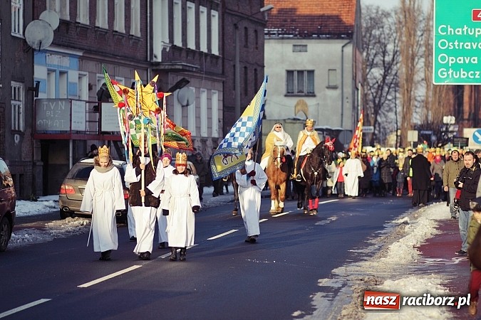 Zdjęcie w galerii na portalu naszraciborz.pl: I Raciborski Orszak Trzech Króli. Setki wiernych przeszło ze Starej Wsi na Rynek. WIDEO wiadomości z regionu