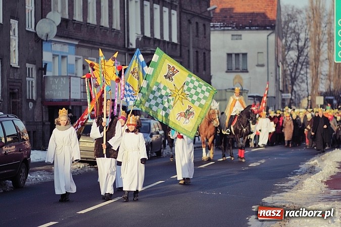 Zdjęcie w galerii na portalu naszraciborz.pl: I Raciborski Orszak Trzech Króli. Setki wiernych przeszło ze Starej Wsi na Rynek. WIDEO wiadomości z regionu