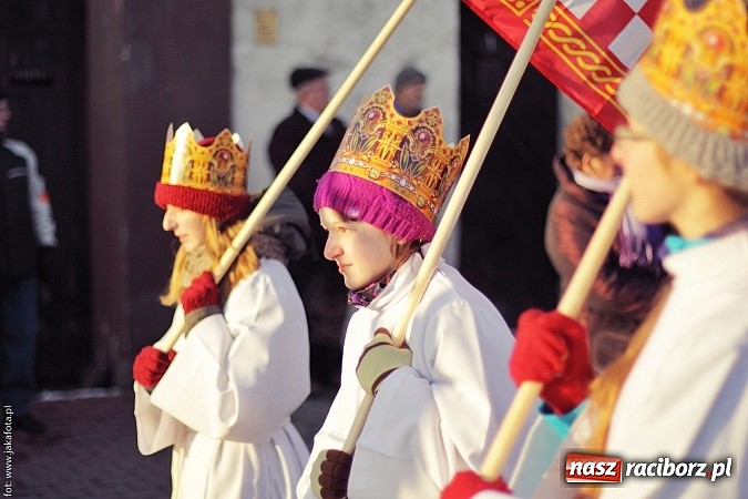 Zdjęcie w galerii na portalu naszraciborz.pl: I Raciborski Orszak Trzech Króli. Setki wiernych przeszło ze Starej Wsi na Rynek. WIDEO wiadomości z regionu