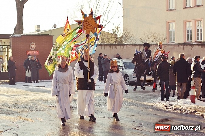Zdjęcie w galerii na portalu naszraciborz.pl: I Raciborski Orszak Trzech Króli. Setki wiernych przeszło ze Starej Wsi na Rynek. WIDEO wiadomości z regionu