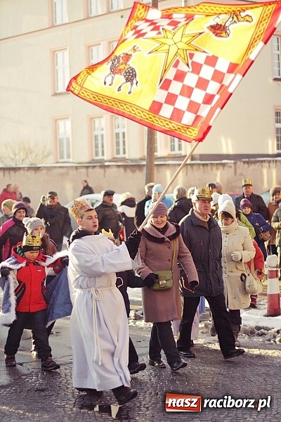 Zdjęcie w galerii na portalu naszraciborz.pl: I Raciborski Orszak Trzech Króli. Setki wiernych przeszło ze Starej Wsi na Rynek. WIDEO wiadomości z regionu