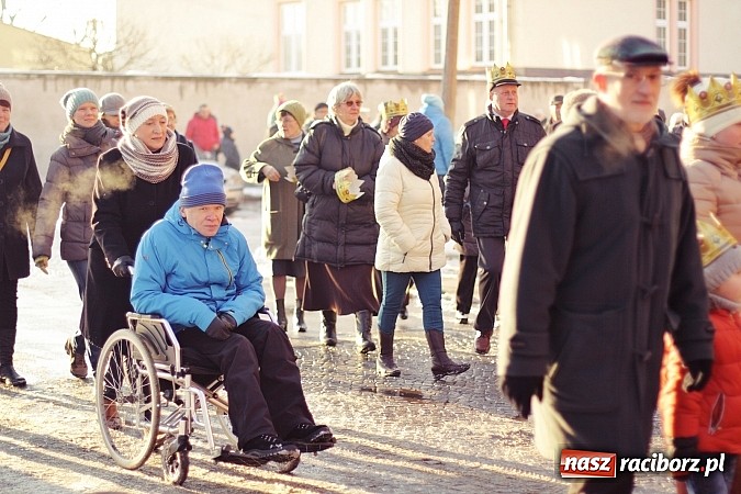 Zdjęcie w galerii na portalu naszraciborz.pl: I Raciborski Orszak Trzech Króli. Setki wiernych przeszło ze Starej Wsi na Rynek. WIDEO wiadomości z regionu
