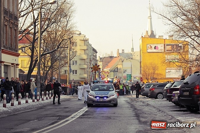 Zdjęcie w galerii na portalu naszraciborz.pl: I Raciborski Orszak Trzech Króli. Setki wiernych przeszło ze Starej Wsi na Rynek. WIDEO wiadomości z regionu